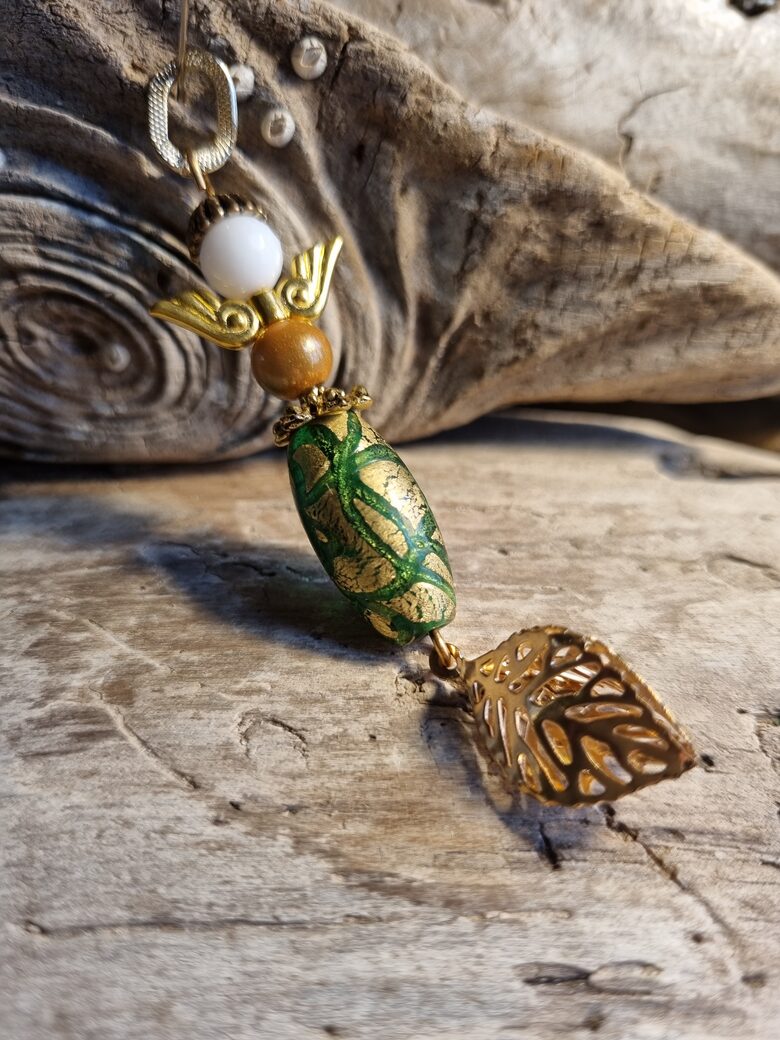 Zaļš stikla sargeņģelis "Skaistā zaļā pēŗle" Izmērs 9 x 1.5 cm Priekšnama aizsargamulets