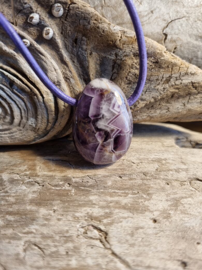 Ametista kulons "Jaunas idejas" nr 2. Izmērs 3 x 2 cm Ar lillā ādas aukli No Brazīlijas