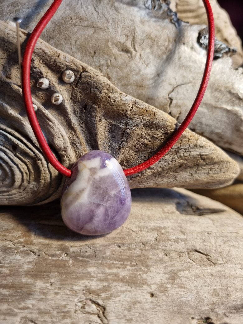 Ametista kulons "Jaunas idejas" nr 3. Izmērs 3 x 2 cm Ar sarkanu ādas aukli No Brazīlijas