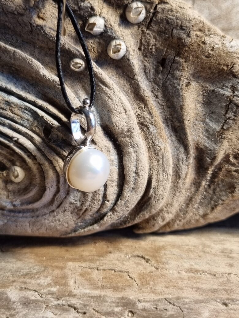 Kulons ar dabīgu pērli "Laba diena" Izmērs 1.5 x 1 cm Ar melnu auklu Sudrabā