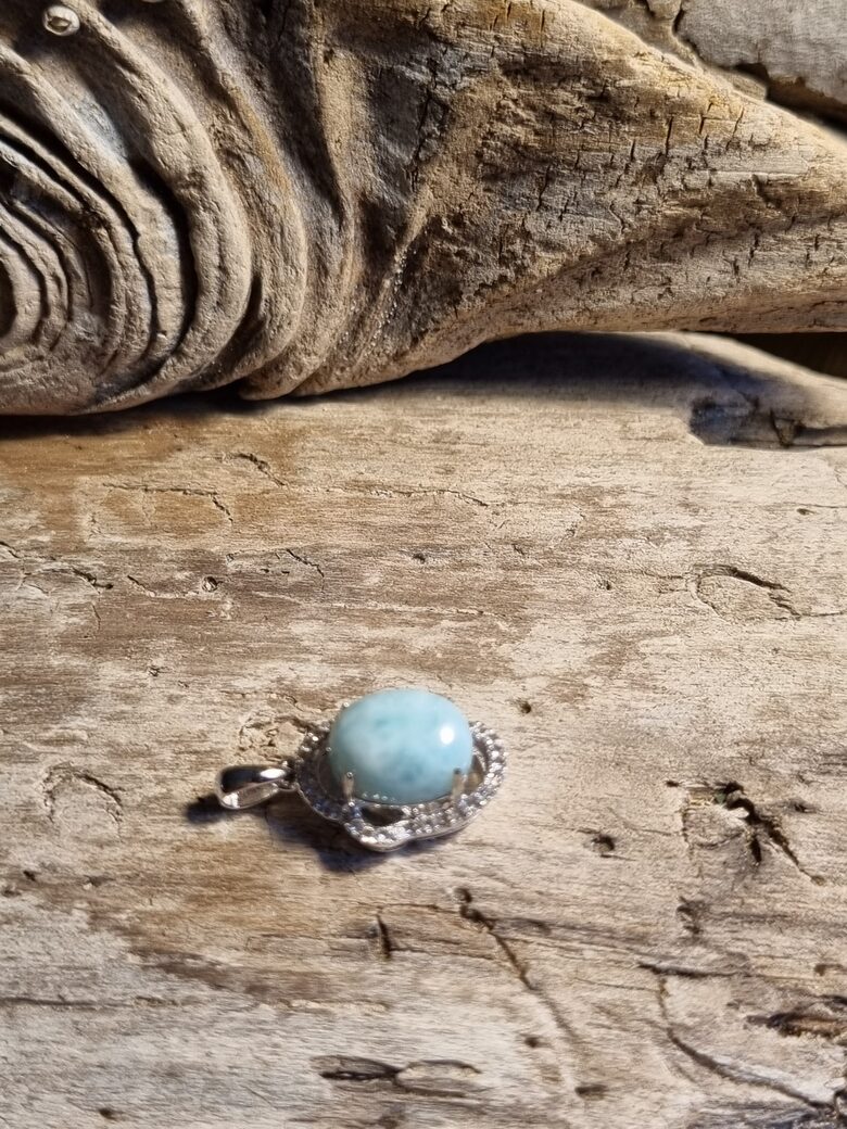 Larimāra kulons ar topāziem "Zilā harmonija" izmērs 20 x 12 mm Rozā bantīte