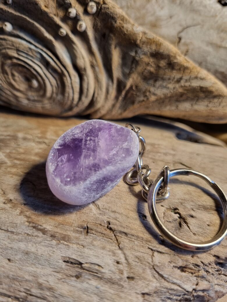 Ametista atslēgu piekariņš "Aizsardzībai" Izmērs 3 x 2 cm Var uzkārt arī priekšnamā Zila bantīte