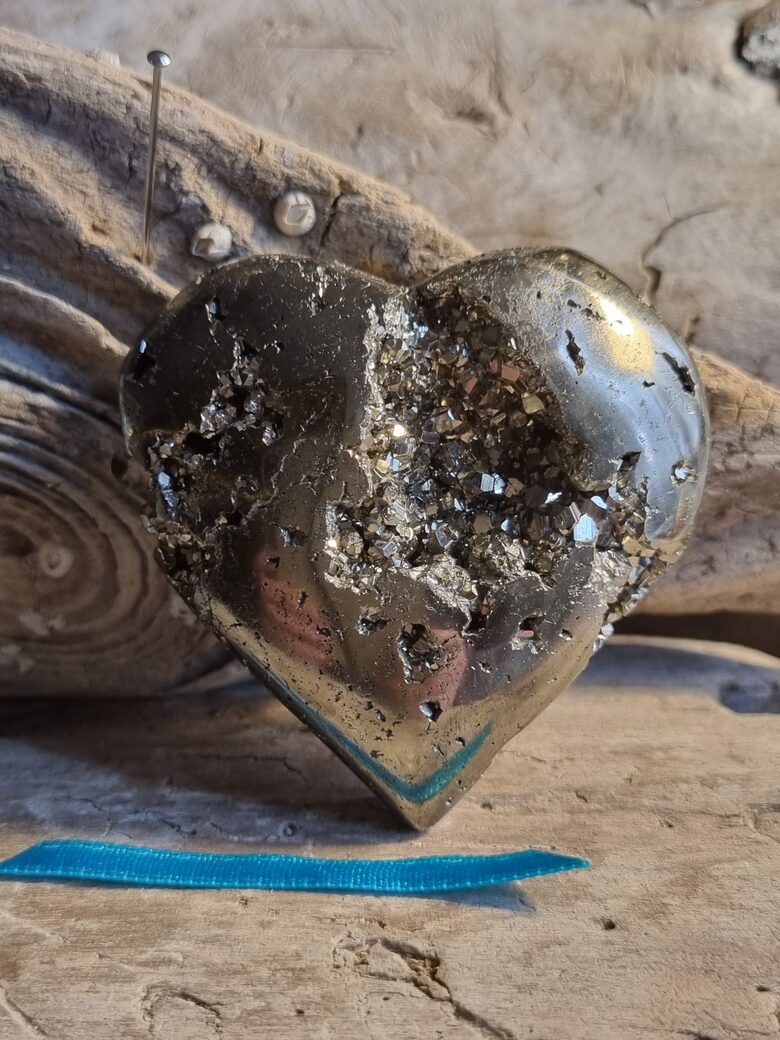 Pirīta sirds "Biznesam" nr 2. Izmērs 5 x 4.5 cm Zila bantīte Var nolikt priekšnamā aizsardzībai