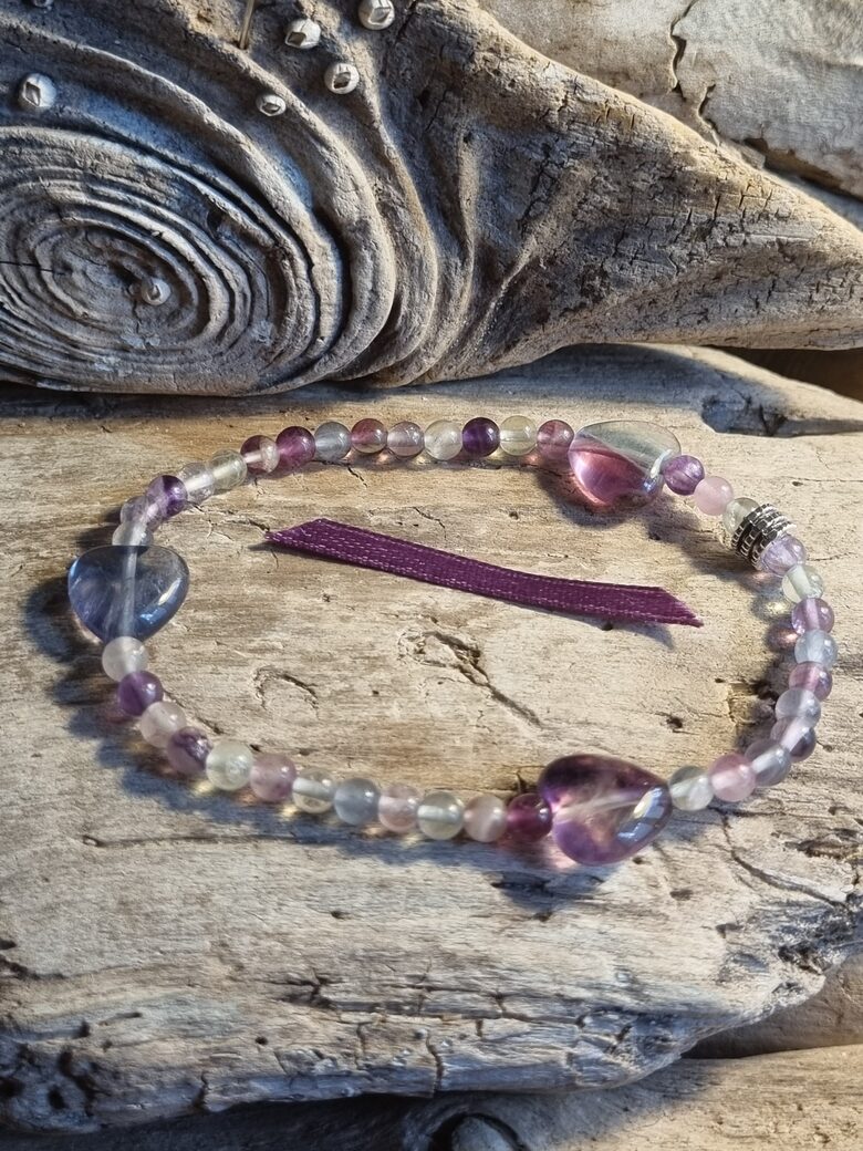 Fluorīta rokassprādze "Mana sirds" nr 2. Izmērs 18 cm Bumbiņa 4 mm Lillā bantīte