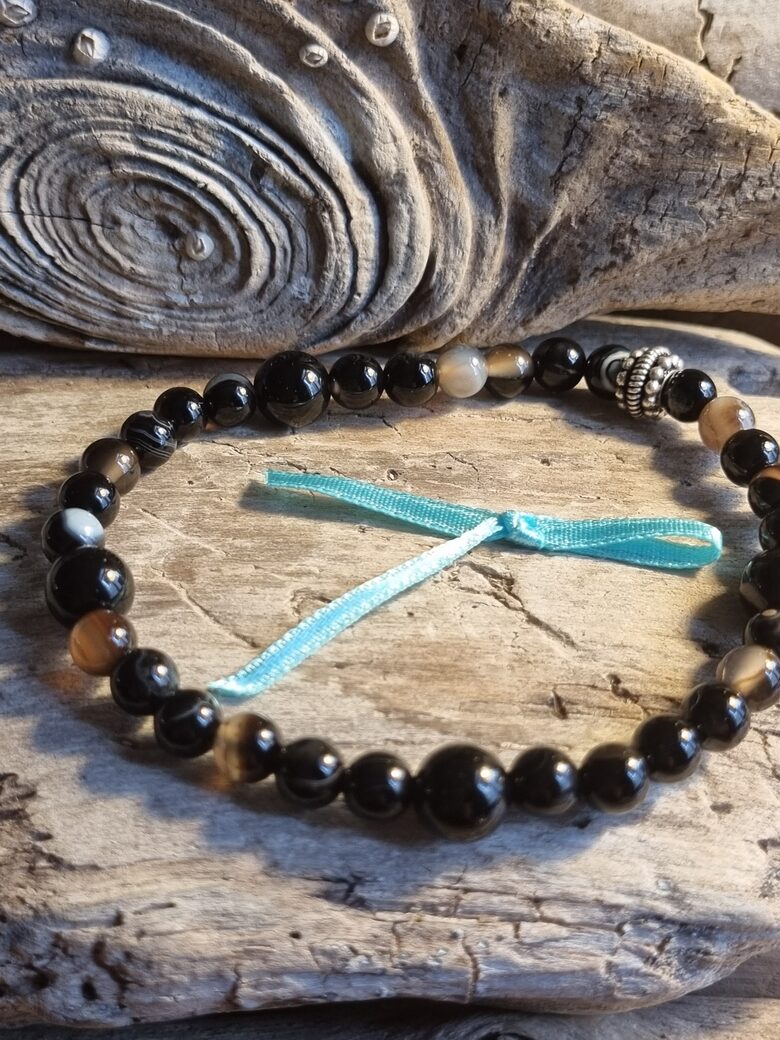 Melna ahāta rokassprādze "Aizsargs dienas garumā" nr 1. Izmērs 18 cm Zila bantīte Bumbiņa 6 un 8 mm