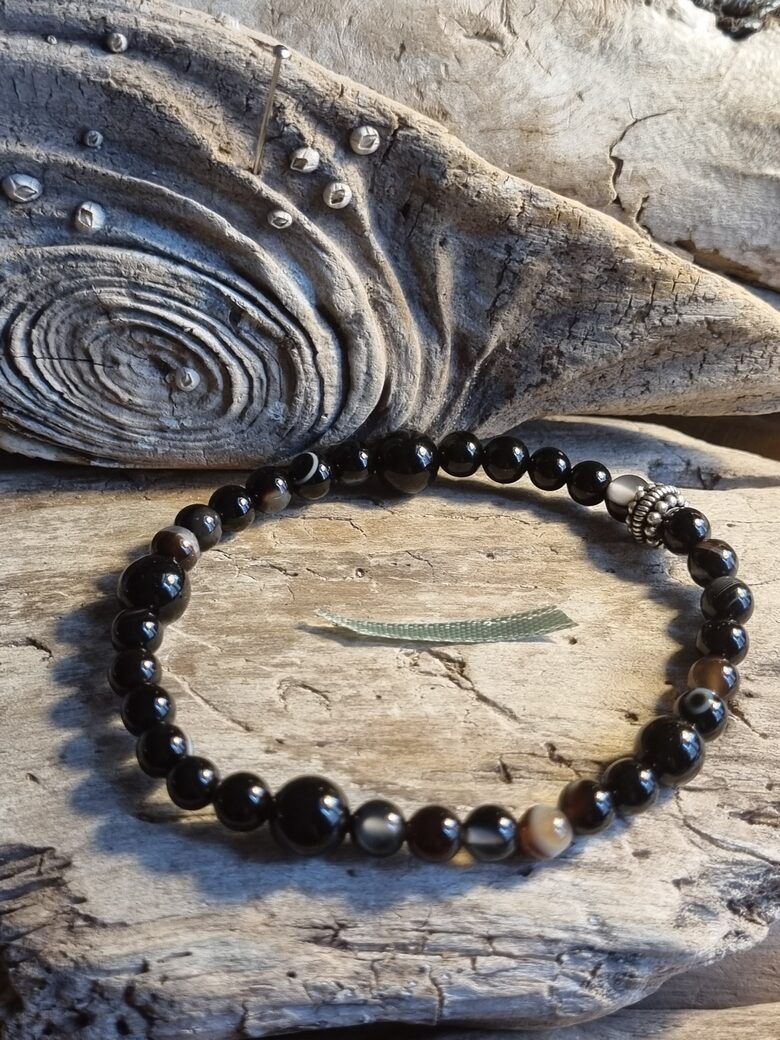 Melna ahāta rokassprādze "Aizsargs dienas garumā" nr 2. Izmērs 21 cm Zaļa bantīte Bumbiņa 6 un 8 mm