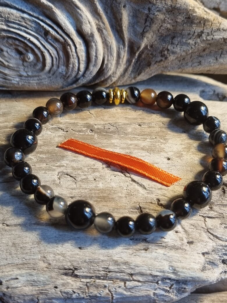 Melna ahāta rokassprādze "Aizsargs dienas garumā" nr 3. Izmērs 19.5 cm Rozā bantīte Bumbiņa 6 un 8 mm