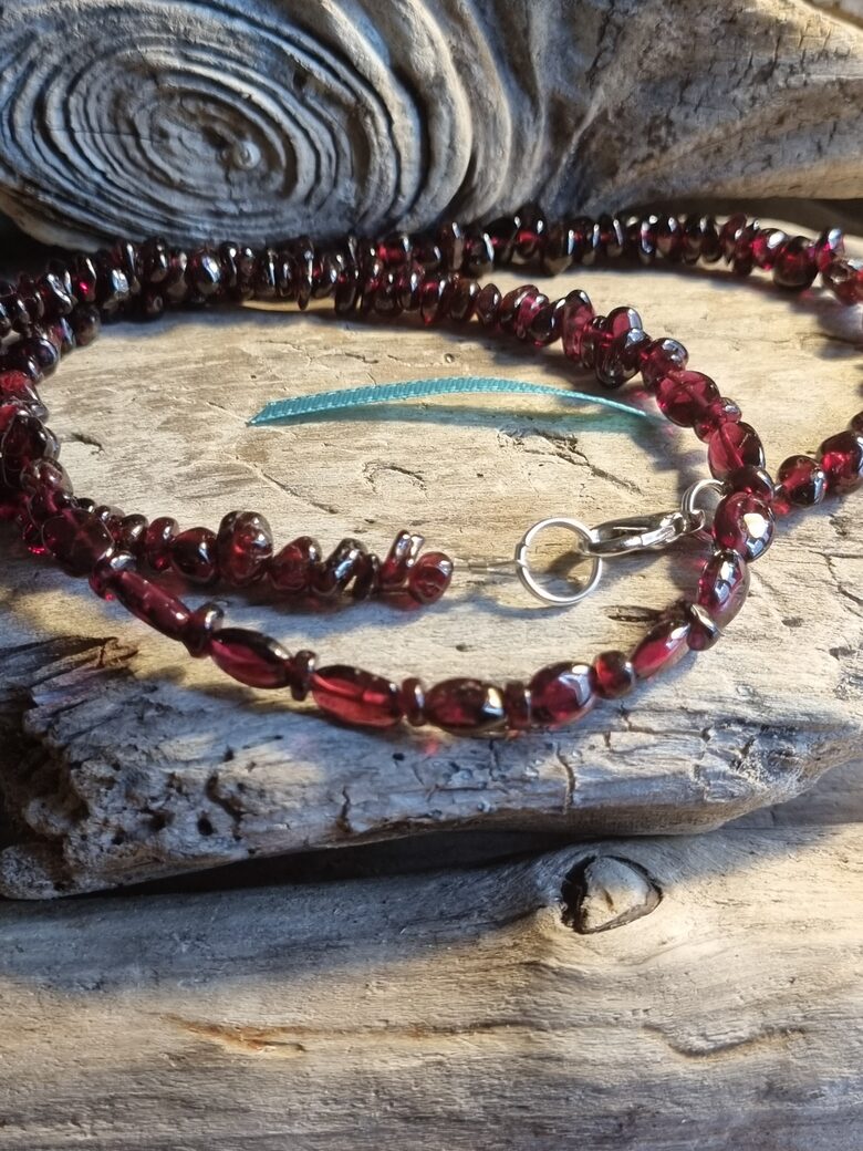 Granāta krelles "Stiprās" Izmērs 48 cm Zila bantīte