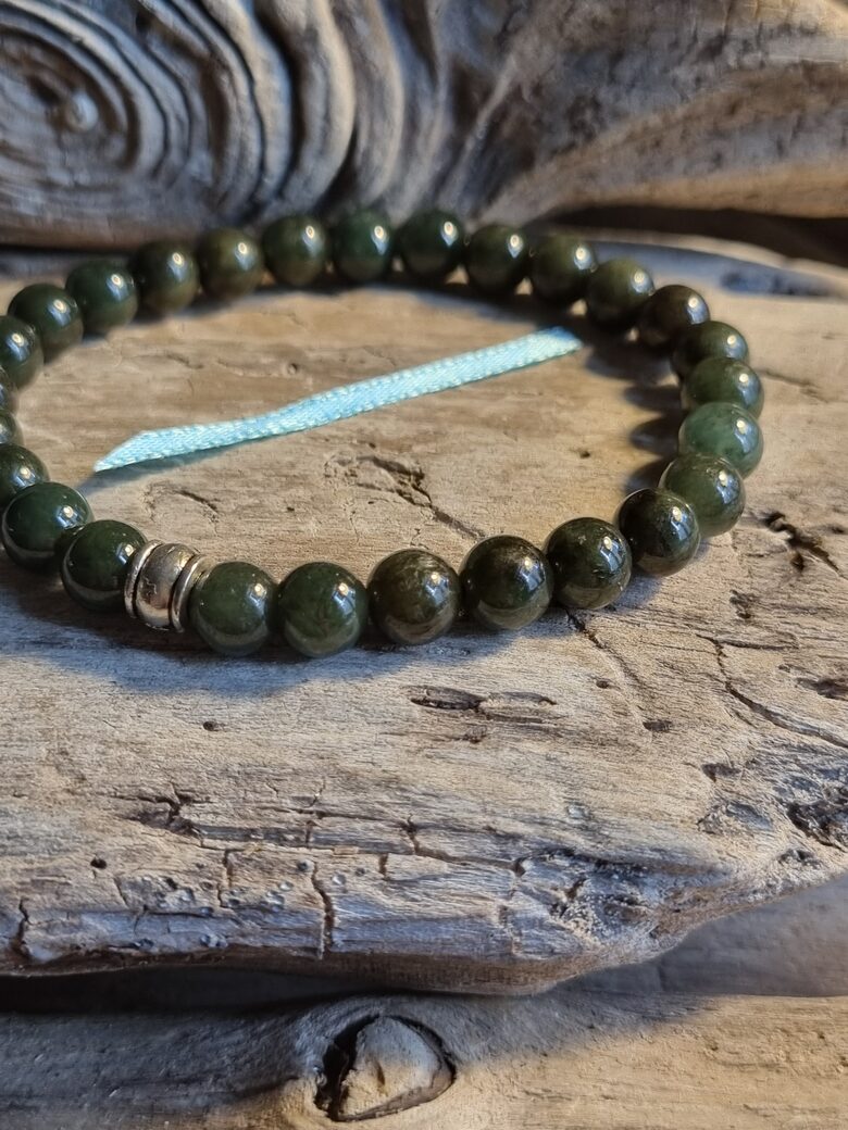 Tumši zaļa nefrīta rokassprādze "Veiksmei" Izmērs 18 cm Zila bantīte Bumbiņa 7 mm