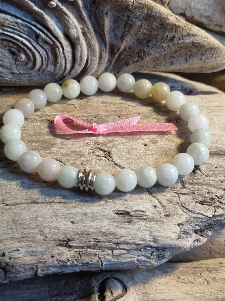 Gaiša nefrīta rokassprādze nr 4. "Veiksme dienas garumā" izmērs 19 cm Bumbiņa 8 mm Rozā bantīte