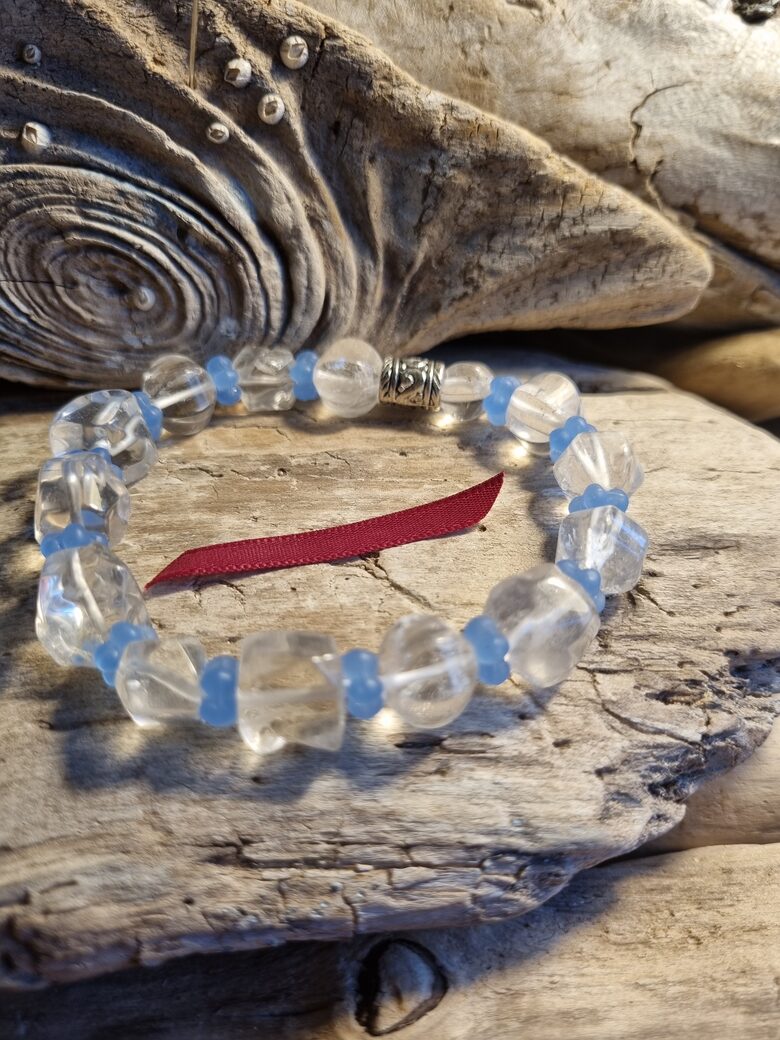 Kalnu kristāla rokassprādze "Zilas puķītes" Izmērs 19 cm Bumbiņa 9-10 mm Bordo bantīte