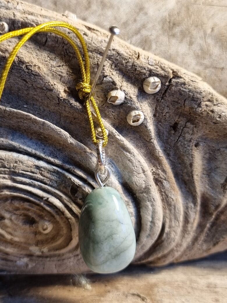 Smaragda kulons "Labas attiecības" nr 2. Izmērs 2 x 1.2 cm Ar Gaiši zaļu auklu Ar dabīgiem iespiedumiem Sudraba