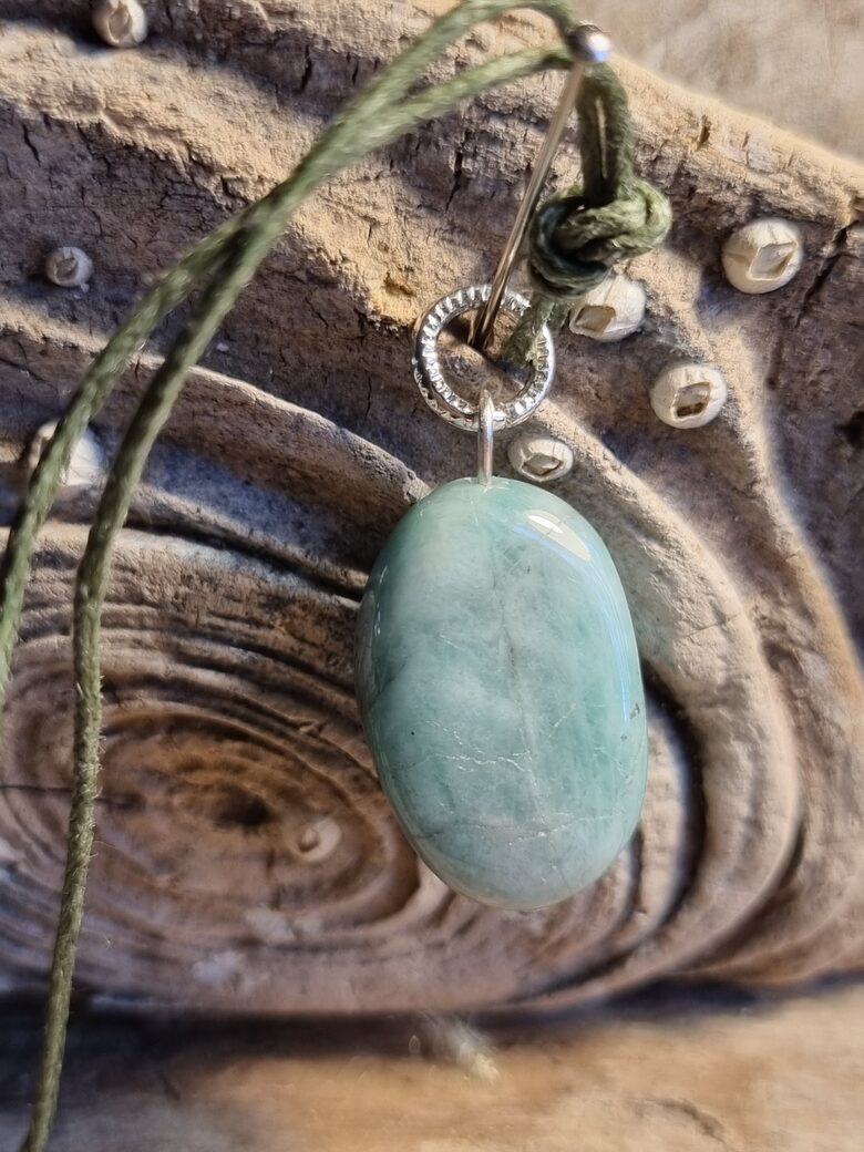 Smaragda kulons "Labas attiecības" nr 3. Izmērs 2.5 x 1.3 cm Ar pelēku auklu Ar dabīgiem iespiedumiem Sudraba