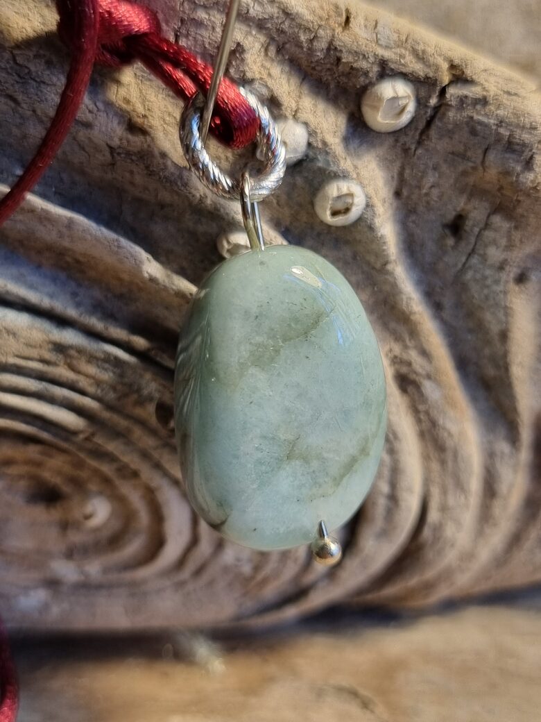 Smaragda kulons "Labas attiecības" nr 4. Izmērs 2.5 x 1.4 cm Ar bordo auklu Ar dabīgiem iespiedumiem Sudraba