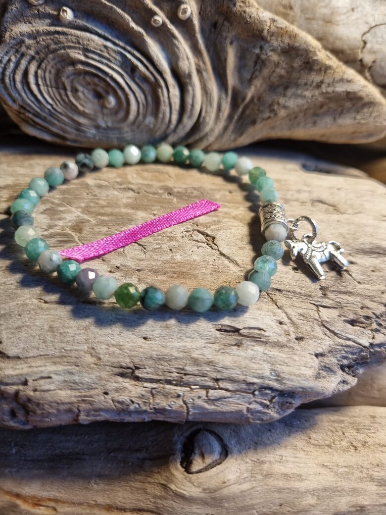 Smaragda rokassprādze "Mans zirdziņš" Izmērs 18.5 cm Slīpēta bumbiņa 5 mmRozā bantīte