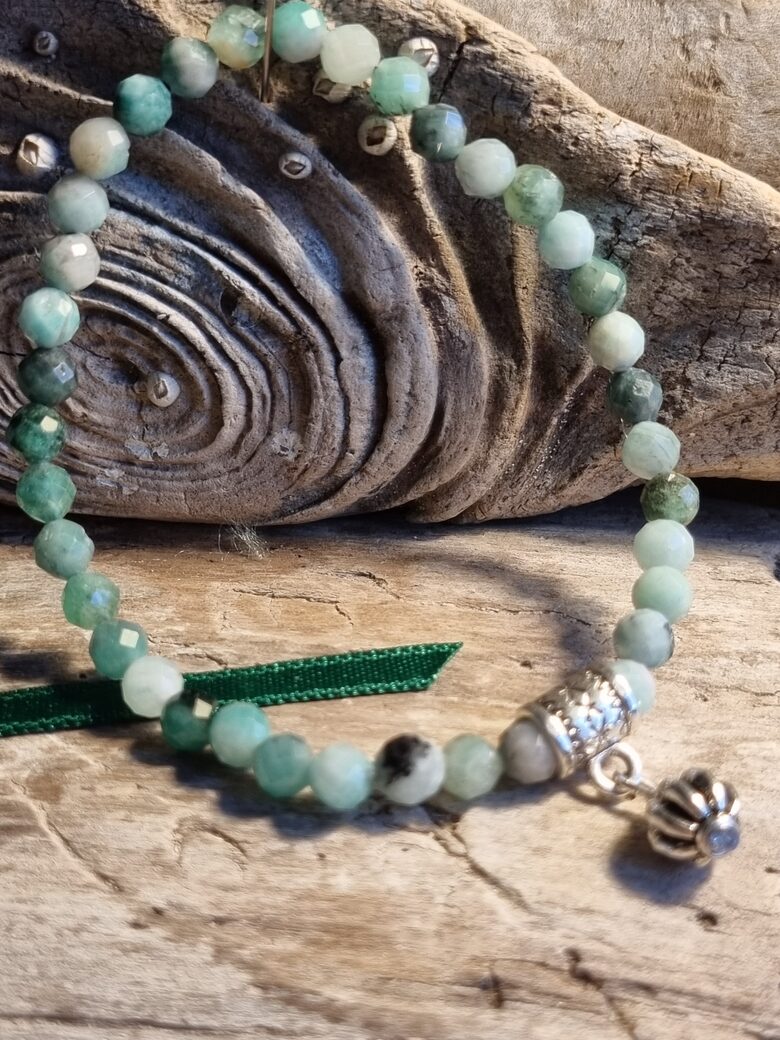 Smaragda rokassprādze "Bumbiņa" Izmērs 18.5 cm Slīpēta bumbiņa 5 mm Zaļa bantīte