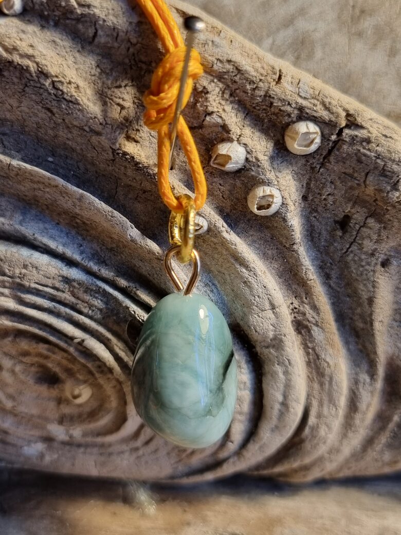 Smaragda kulons "Labas attiecības" nr 5. Izmērs 1.7 x 1.2 cm Ar dzeltenu auklu Ar dabīgiem iespiedumiem Zelta