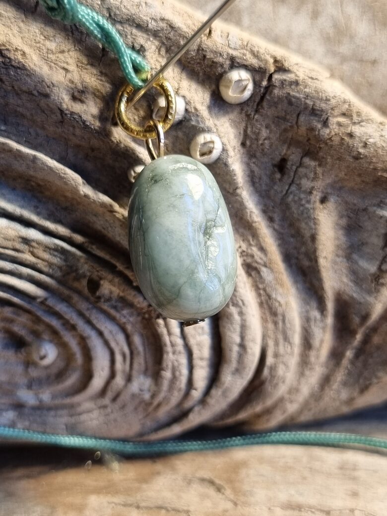 Smaragda kulons "Labas attiecības" nr 8. Izmērs 2 x 1 cm Ar zaļu auklu Ar dabīgiem iespiedumiem Zelta