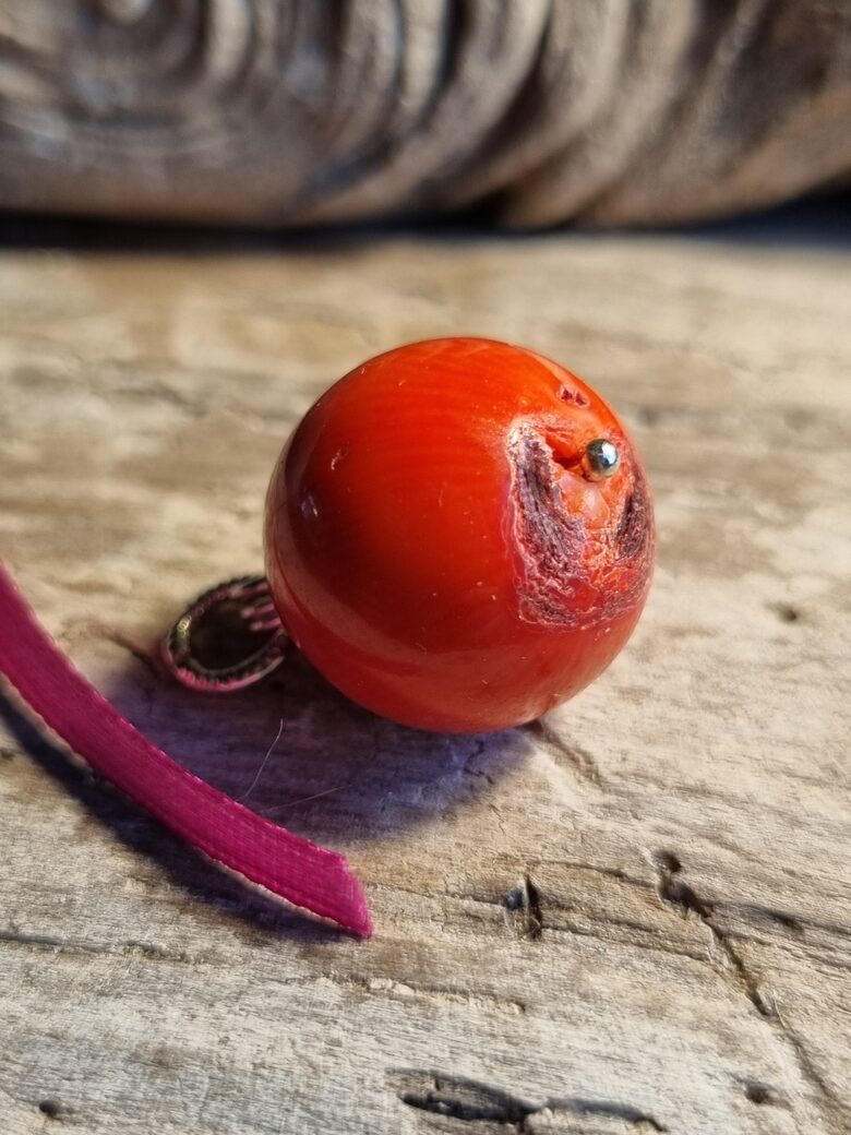 Liels koraļļa kulons "Dusmu savaldītājs" nr 1. Bumba ir 18 mm  Rozā bantīte Ar dabīgiem iespiedumiem