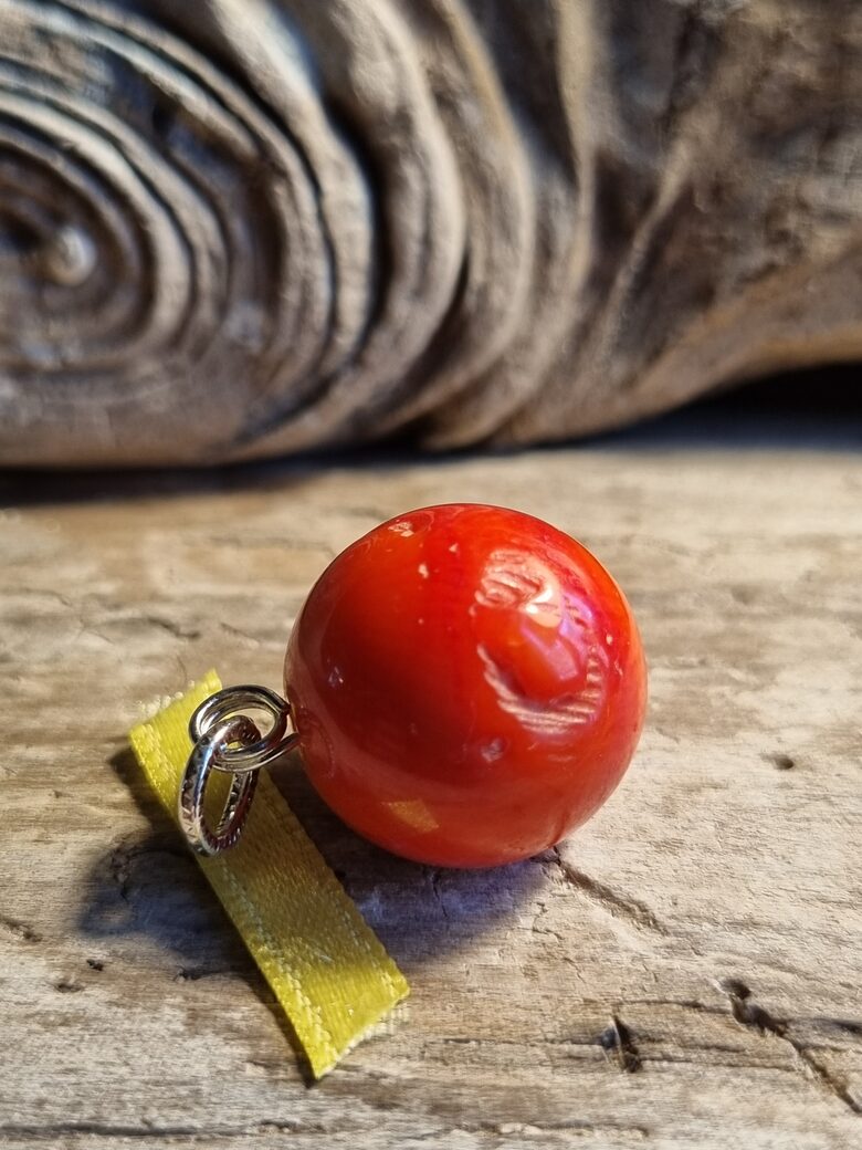 Liels koraļļa kulons "Dusmu savaldītājs" nr 3. Bumba ir 18 mm  Dzeltena bantīte Ar dabīgiem iespiedumiem