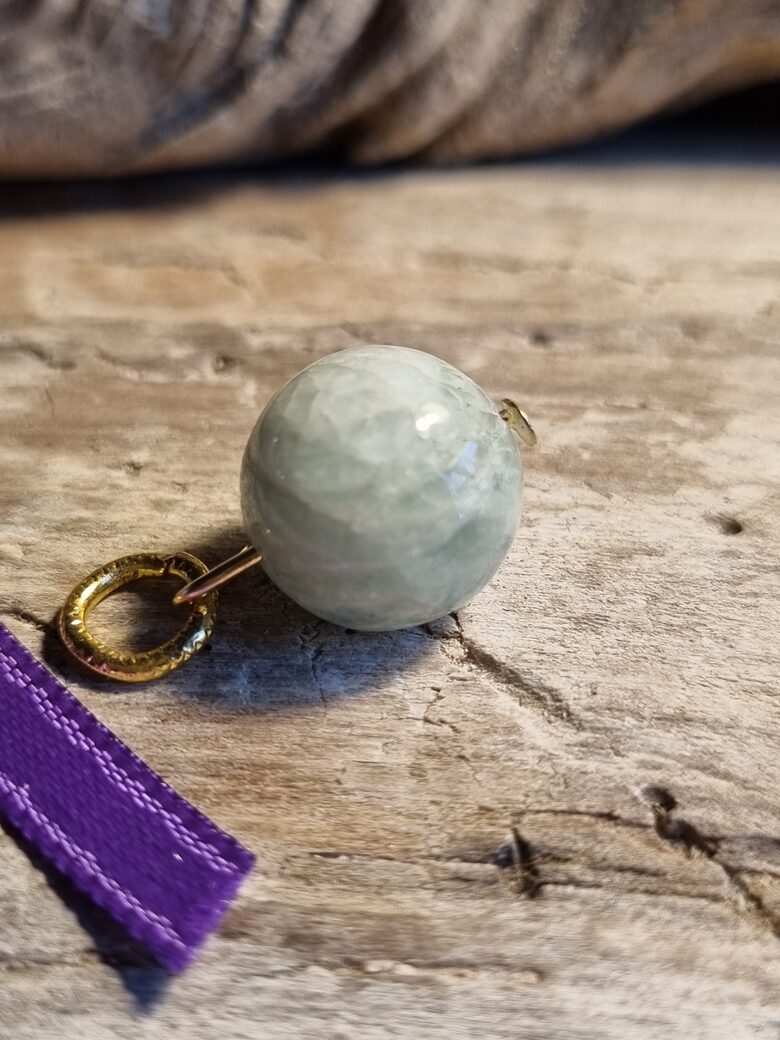 Akvamarīna kulons "Emociju līdzsvaram" nr 1. Izmērs 12 mm Ar dabīgām švīkām Lillā bantīte Zelta krāsa