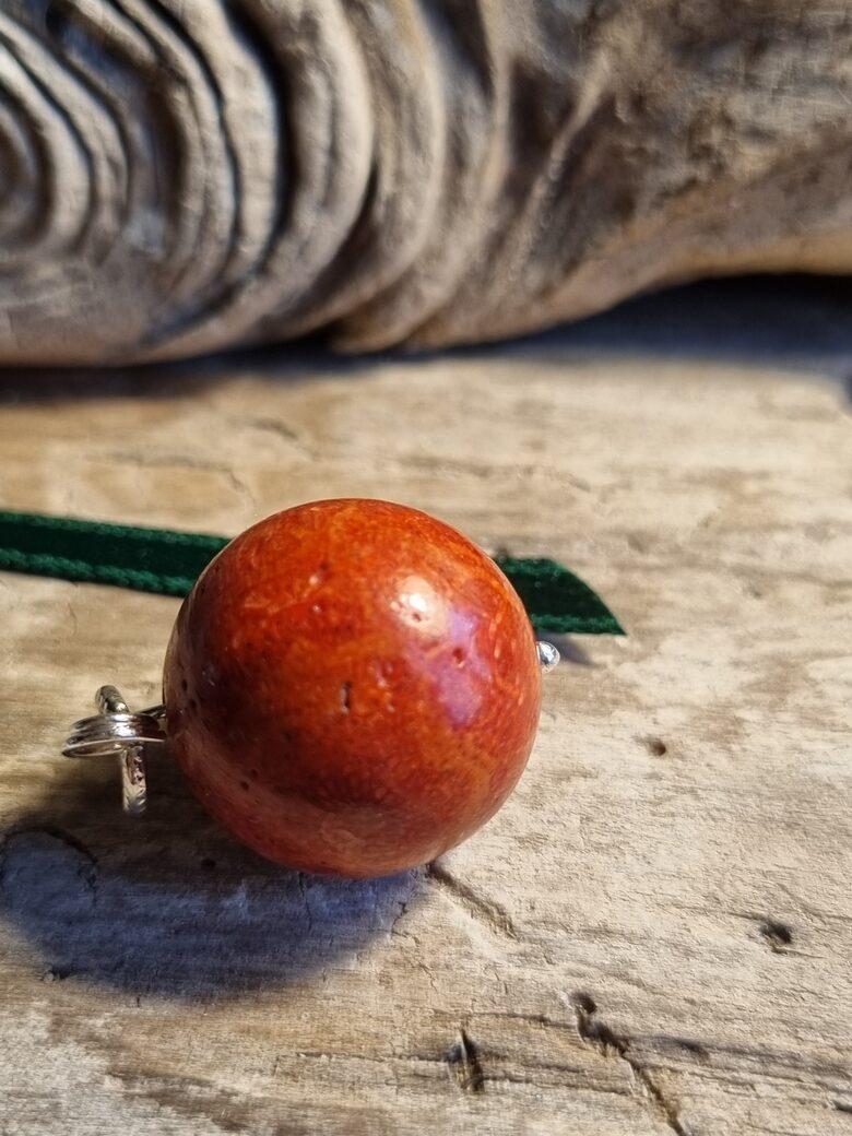 Liels koraļļa kulons "Dusmu savaldītājs" nr 5. Bumba ir 20 mm  Zaļa bantīte Ar dabīgiem iespiedumiem