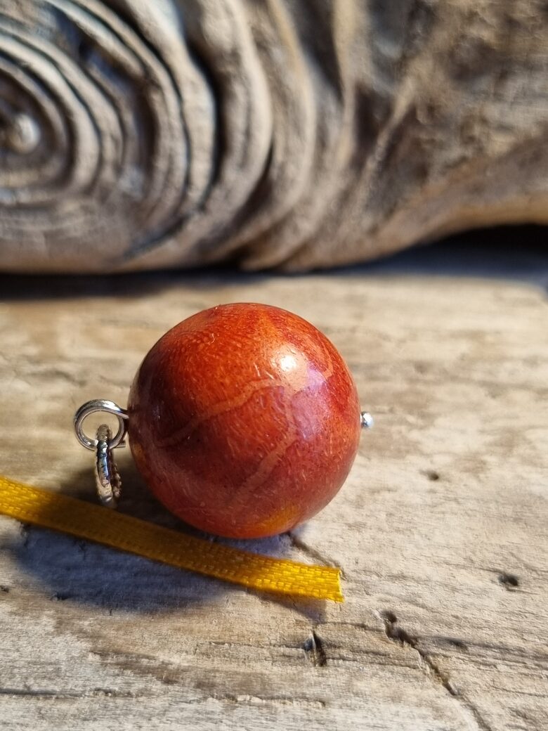 Liels koraļļa kulons "Dusmu savaldītājs" nr 6. Bumba ir 20 mm  Dzeltena bantīte Ar dabīgiem iespiedumiem