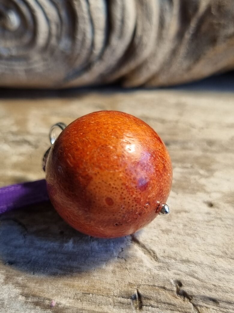 Liels koraļļa kulons "Dusmu savaldītājs" nr 7. Bumba ir 20 mm  Lillā bantīte Ar dabīgiem iespiedumiem