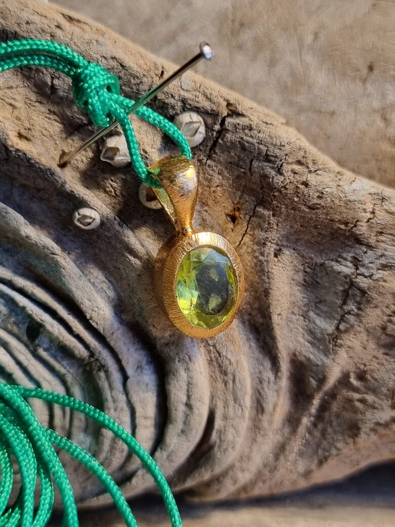 Ovāls peridota kulons "Stiprais" Izmērs 2 x 1 cm Ar zaļu auklu Sudrabs apzeltīts