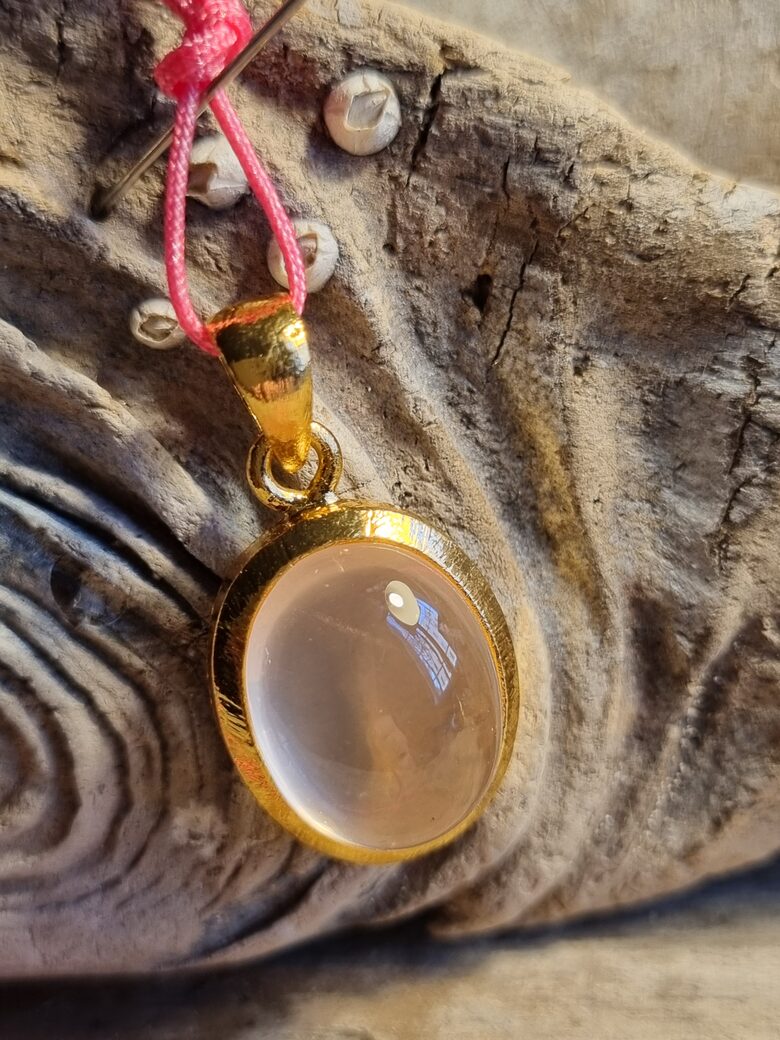 Rozā kvarca kulons "Dāvana mīļotajai" Izmērs 3 x 1.5 cm Rozā aukla Sudrabs apzeltīts