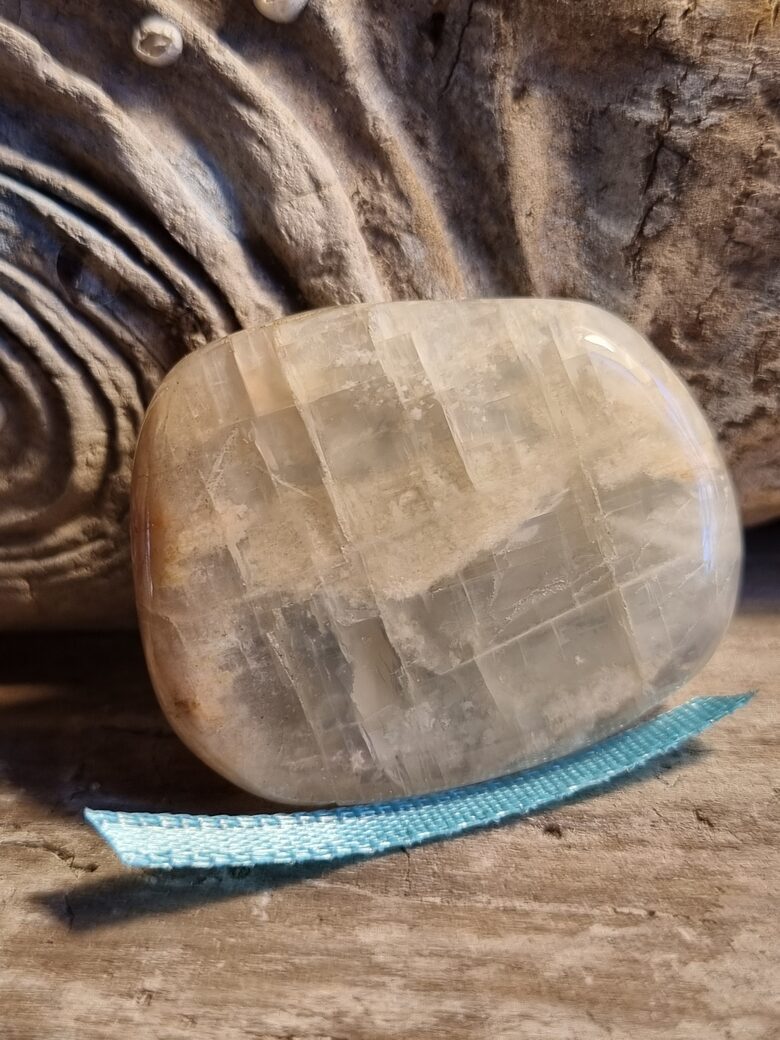 Mēnessakmens masāžai "Ikdienas prieks" nr 2. Izmērs 3.5 x 3 cm Zila bantīte Nēsāt kabatā