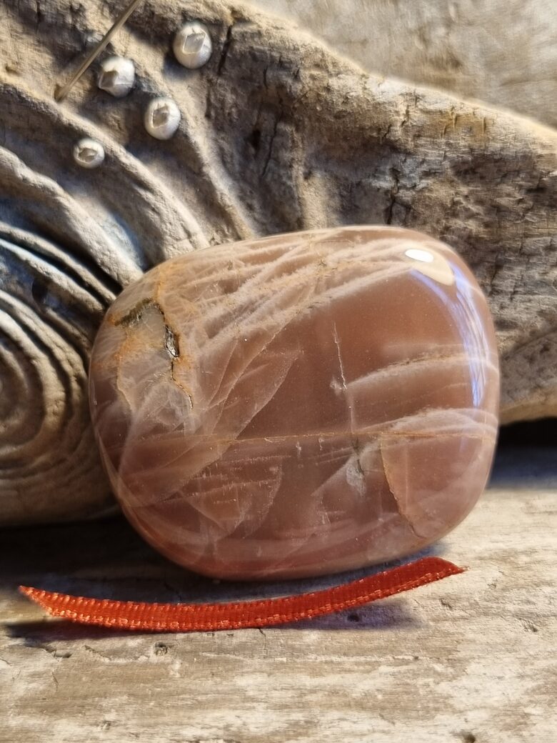 Mēnessakmens masāžai "Ikdienas prieks" nr 3. Izmērs 3.8 x 3.2 cm Brūna bantīte Nēsāt kabatā