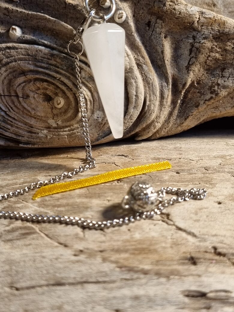 Kalnu kristāla svārstiņš "Slīpētais" nr 1. Izmērs 3 x 1.2 cm Dzeltena bantīte Ar dabīgiem iespiedumiem