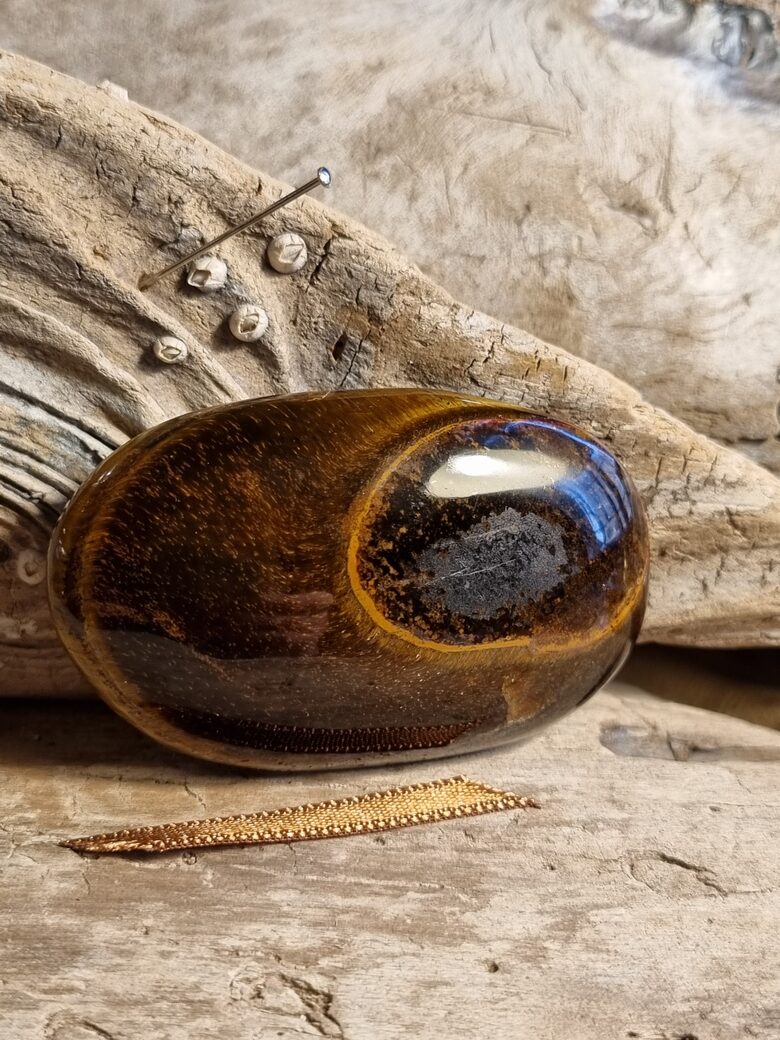 Tīģeracs masāžas olis "Viegla diena" nr 2. Izmērs 6 x 3.8 x 1 cm Brūna bantīte