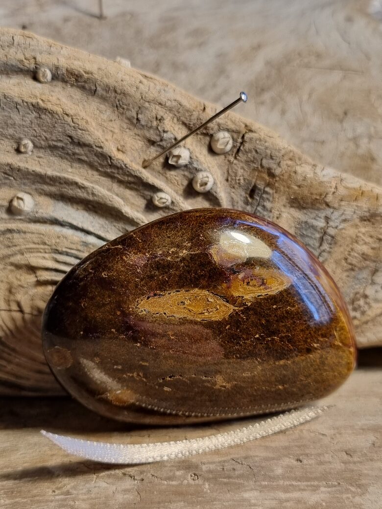 Tīģeracs masāžas olis "Viegla diena" nr 3. Izmērs 5.5 x 3.8 x 1 cm Gaiša bantīte