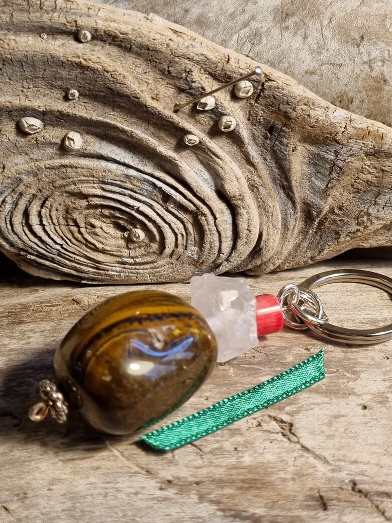 Atslēgu piekariņš ar tīģeraci, kalnu kristālu un koralli Izmērs 6 x 2.5 cm Zaļa bantīte