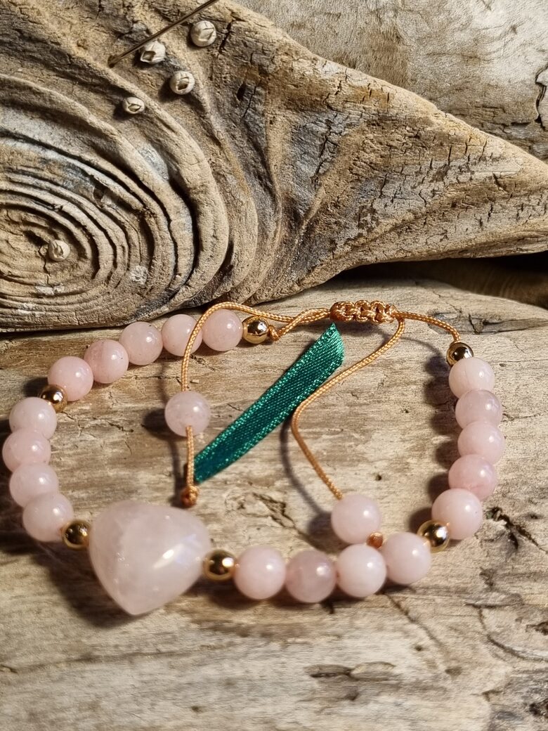 Rozā kvarca aproce "Dāvana mīļajai" nr 2. Izmērs 17 cm + aukla bumbiņa 5 mm Zaļa bantīte