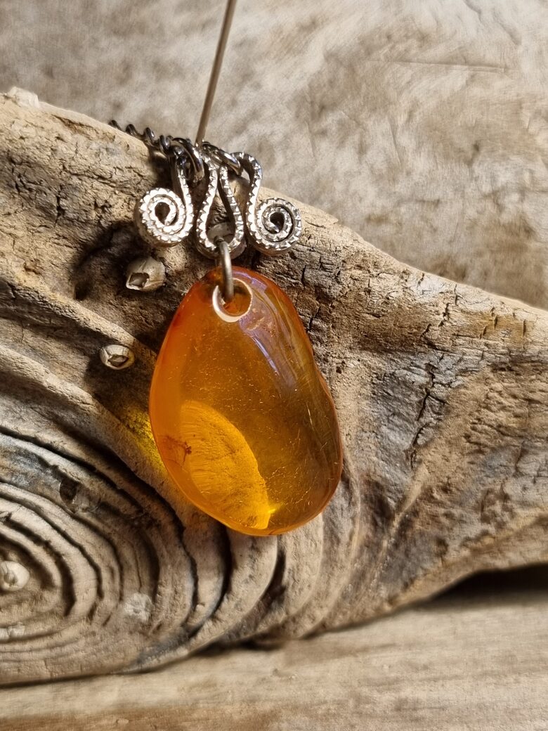 Dzintara kulons "Manai mīļajai" ar melhiora ķēdīti ( 26 cm) Izmērs 2.5 x 1.7 cm 