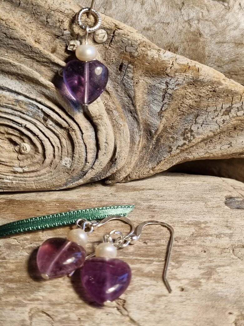 Fluorīta komplekts "Mīļajai" nr 2. aukari ar pērli 1 x 1 cm Kulons 1 x 1 cm Sudraba āķītis Zaļa bantīte