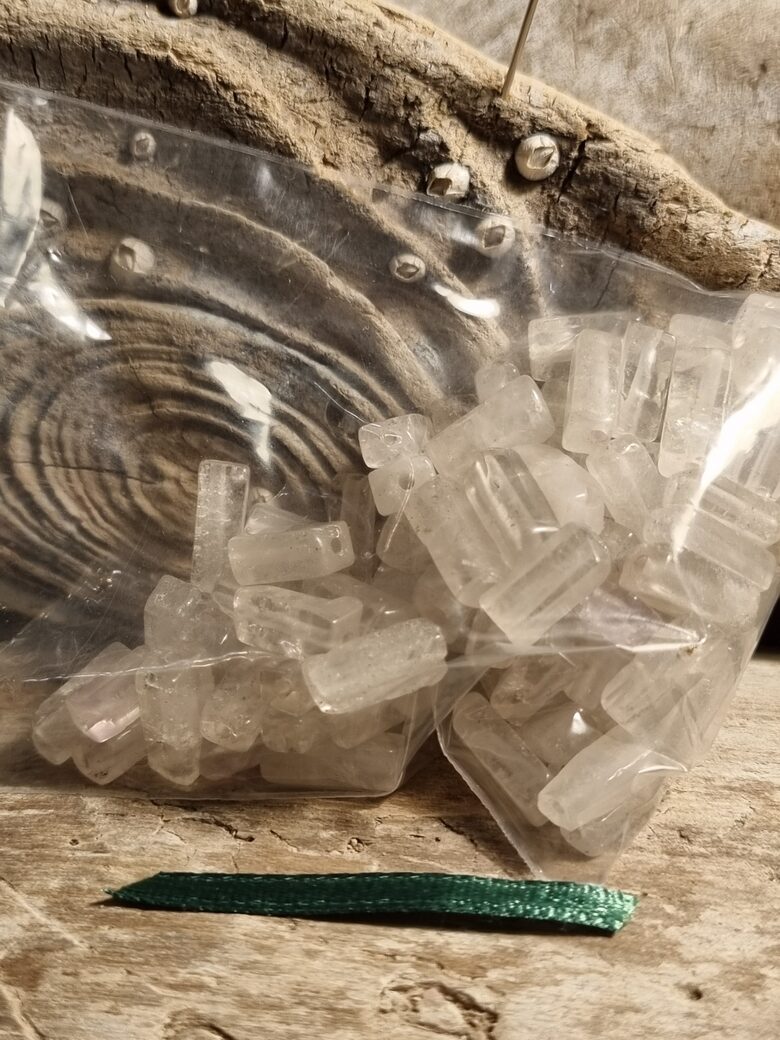 Kalnu kristāla gabali "Mandalu veidošanai" nr 1. Izmērs 1 x 0.5 cm Ar caurumiņu Zaļa bantīte