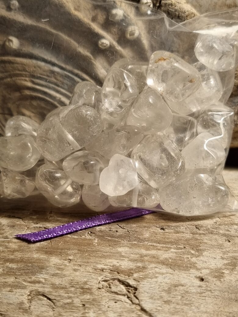 Kalnu kristāla gabali "Mandalu veidošanai" nr 3. Izmērs 1 x 1 cm Ar caurumiņu Lillā bantīte