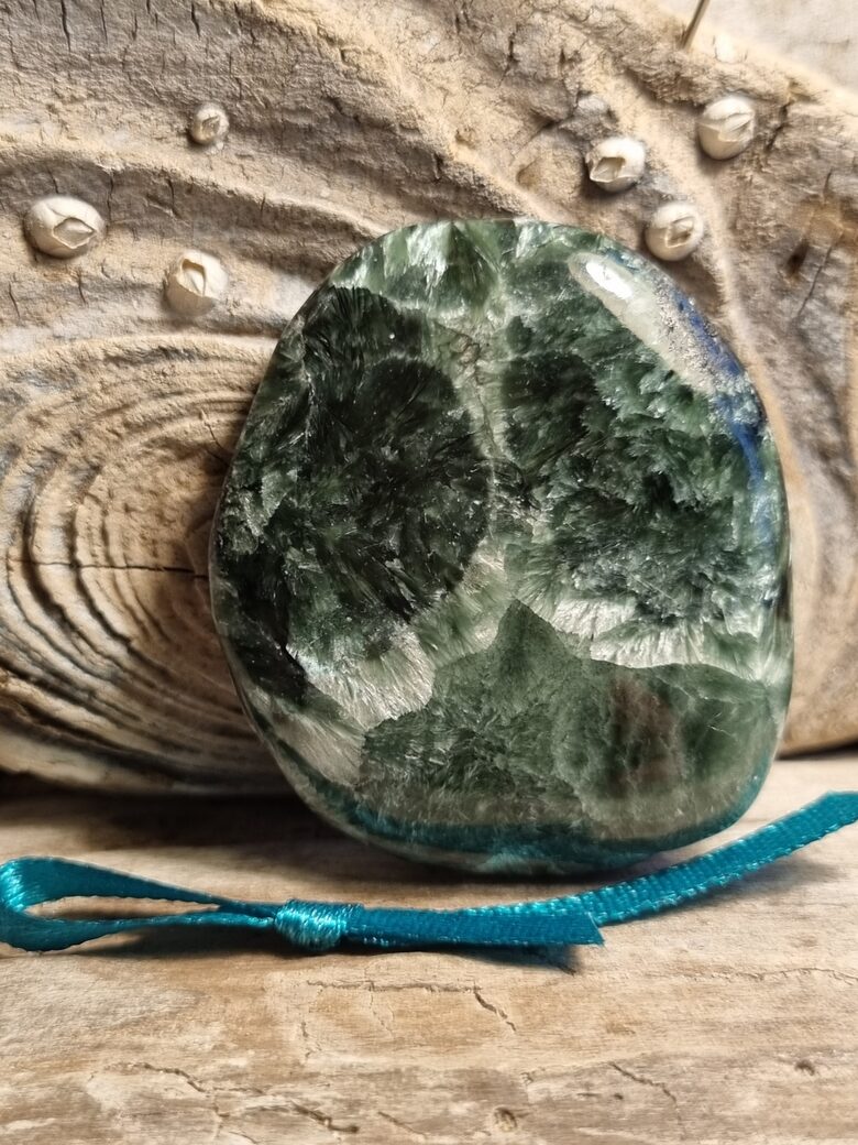 Plakans serafinīta olis "Veiksme dzīvē" nr 3. Izmērs 4 x 3.7 cm No Namībijas Zaļa bantīte