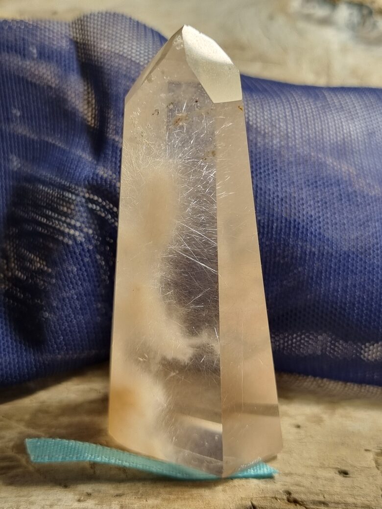 Kalnu kristāla prizma nr 4. ar rutila stīgām iekļāvumiem Izmērs 7 x 3 cm No Madagaskaras Zila bantīte