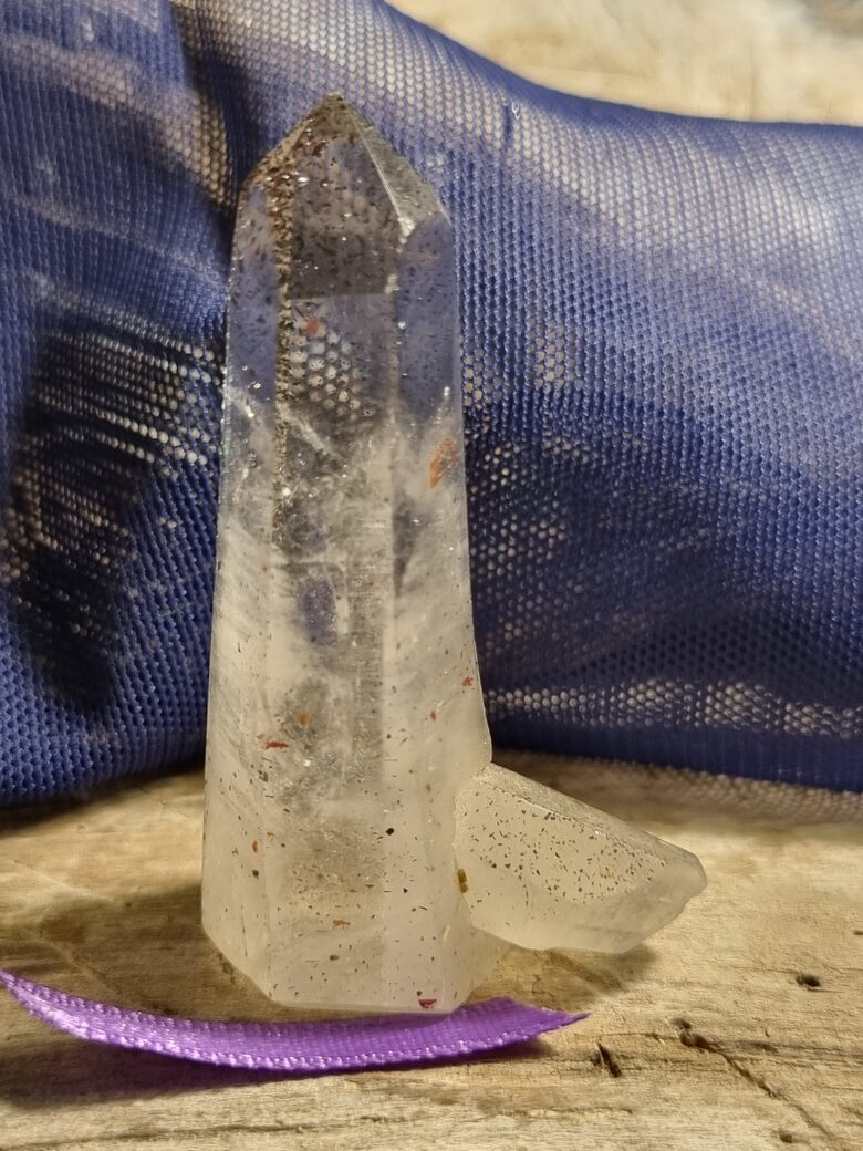 Kalnu kristāla prizma nr 5. ar iekļāvumiem Izmērs 6 x 3.5 cm No Madagaskaras Lillā bantīte