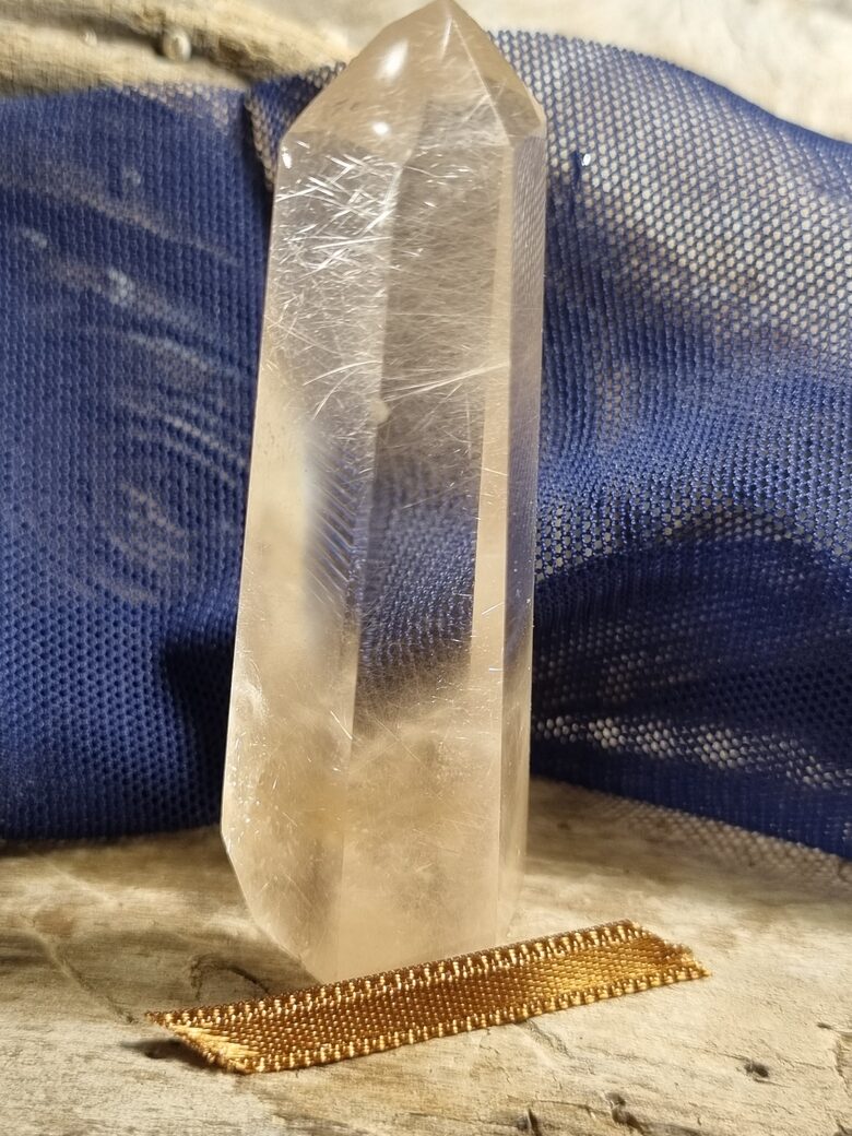 Kalnu kristāla prizma nr 6. ar rutila stīgām Izmērs 7 x 2.3 cm No Madagaskaras Brūna bantīte