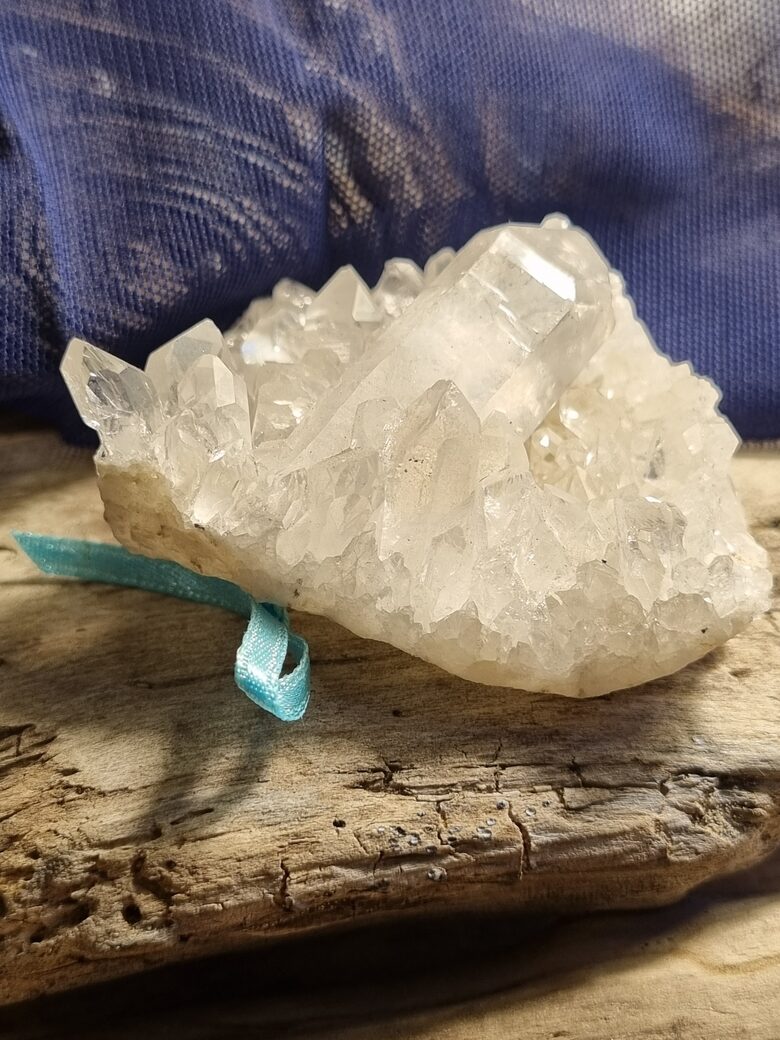 Kalnu kristāla drūza "Stiprā" nr 1. Izmērs 6 x 5 x cm No Madagaskaras Zila bantīte