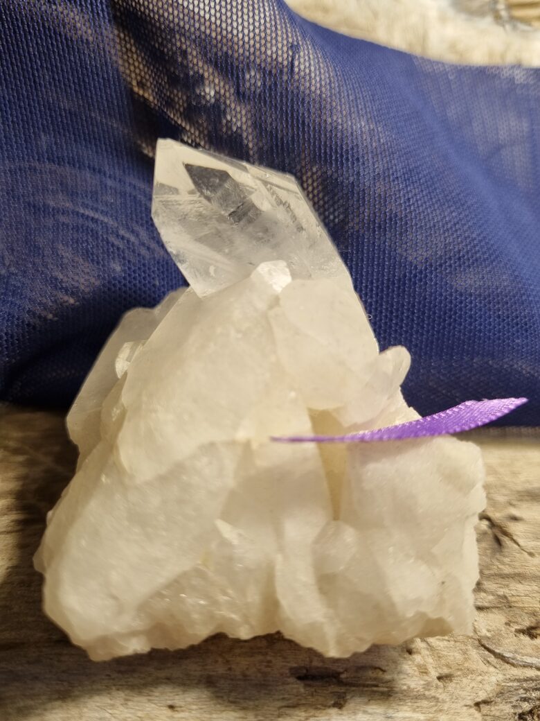 Kalnu kristāla drūza "Stiprā" nr 2. Izmērs 6 x 4 cm No Madagaskaras Lillā bantīte