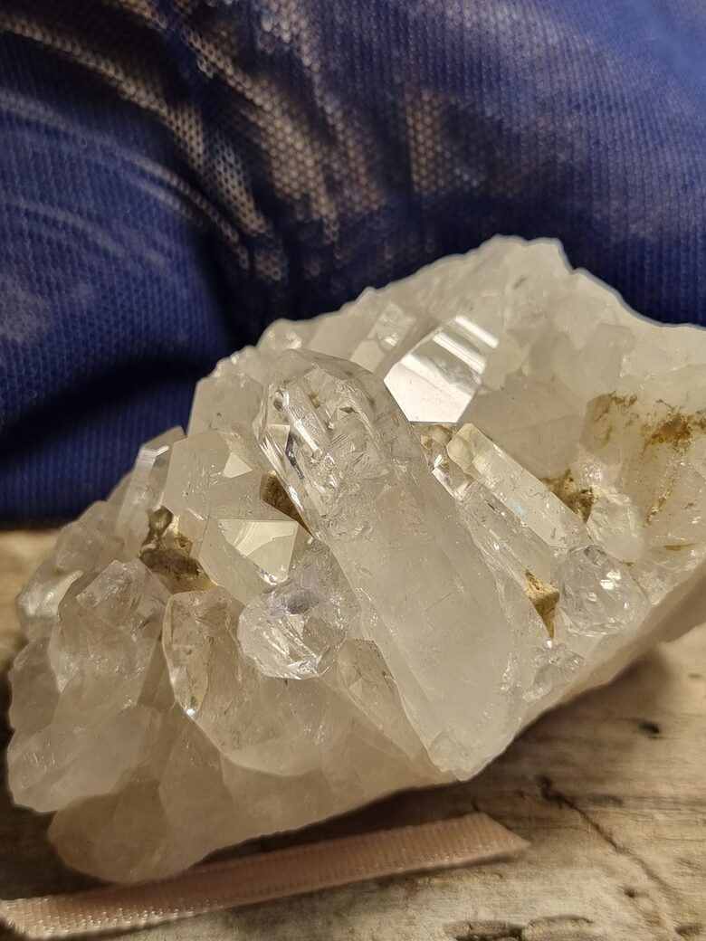 Kalnu kristāla drūza "Stiprā" nr 3. Izmērs 5.5 x 5 cm No Madagaskaras Gaiša bantīte