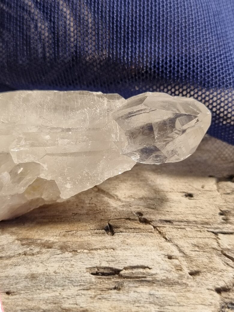 Kalnu kristāla drūza "Stiprā" nr 5. Izmērs 7 x 4 x 3 cm No Madagaskaras Rozā bantīte