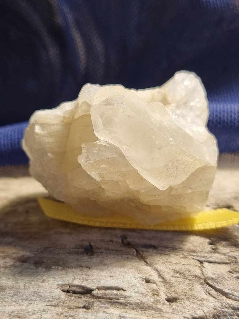 Kalnu kristāla drūza "Stiprā" nr 8. Izmērs 2.5 x 3 cm No Madagaskaras Dzeltena bantīte